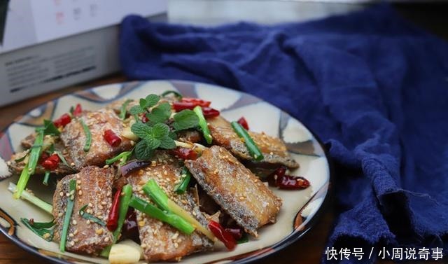 煎带鱼时,万不可直接下锅!多做这1步,鱼皮不破还省油,没腥味