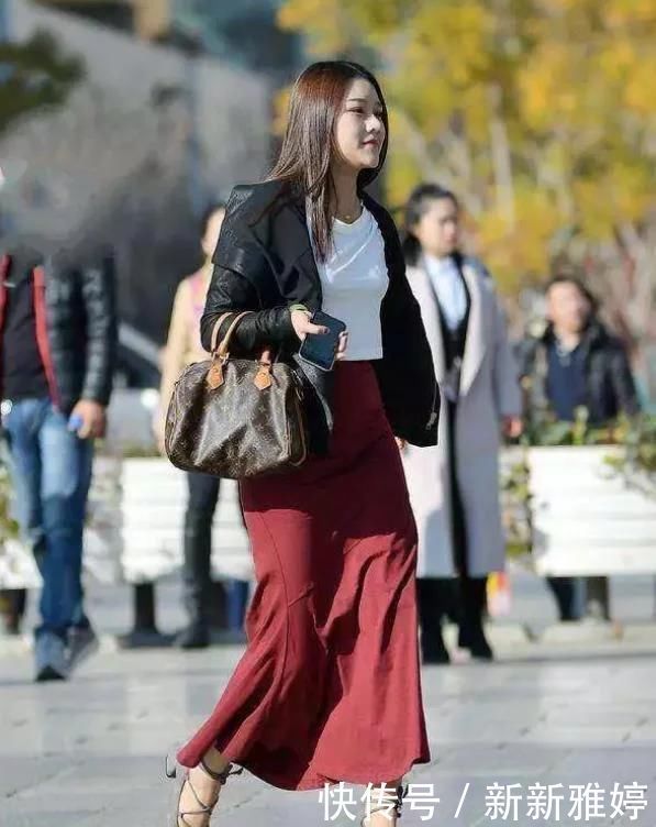 穿搭|街拍时尚美女，一身潮流时尚的穿搭，女神范十足