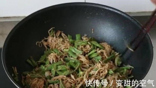 面条不要水煮,不要蒸了,试试这种做法,5分钟做1锅,全家抢着吃!