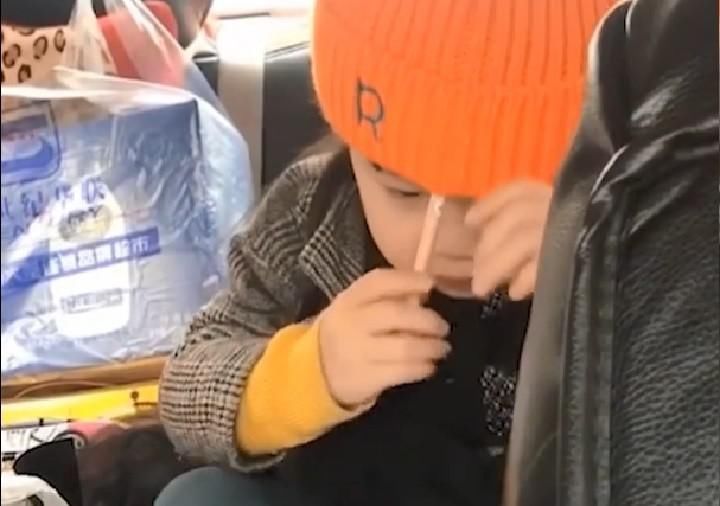 安全隐患|萌娃写作业姿势火了，笔好像是多余的，主要作用是“接收信号”