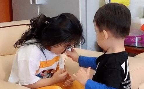 二胎|弟弟哭得稀里哗啦,看到姐姐秒变“卑微小蜜蜂”,不愧最惨二胎?