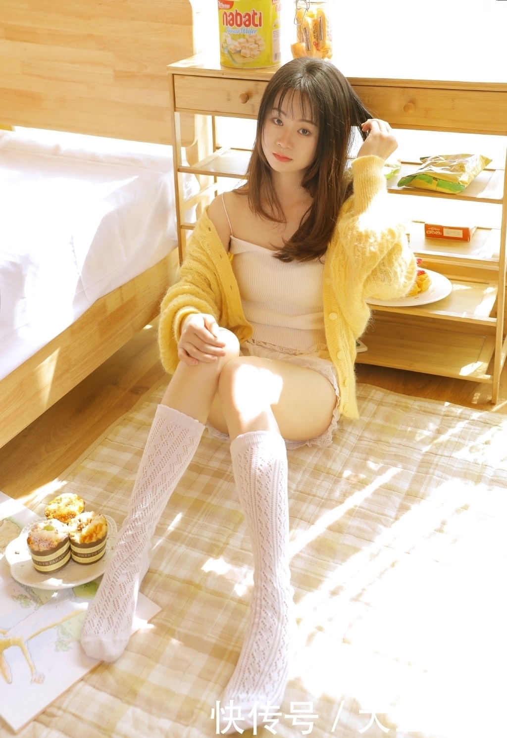 美女街拍柠檬味少女修长美腿性感写真图片,甜美的笑容很是治愈