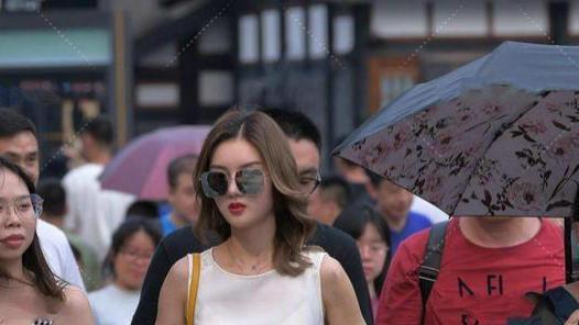 修身裙 白色修身裙时尚优雅, 彰显出楚楚动人的气质