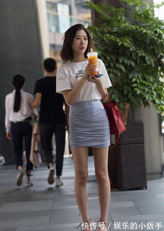 高跟鞋 白色休闲t恤搭配灰色褶皱裙,时髦减龄,活力感十足