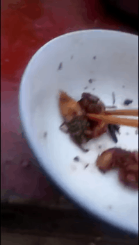 |搞笑GIF：这样的妹子 一看就不是省油的灯