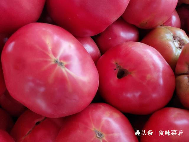 买西红柿要挑“母”的，从顶部一眼就辨出，沙甜多汁，小技巧管用