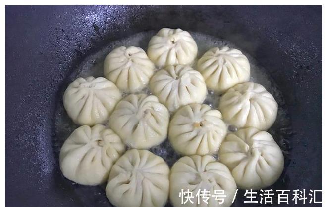 外皮|生煎包好吃有诀窍，记住2点，外皮松软底部酥脆，咬一口还爆汁