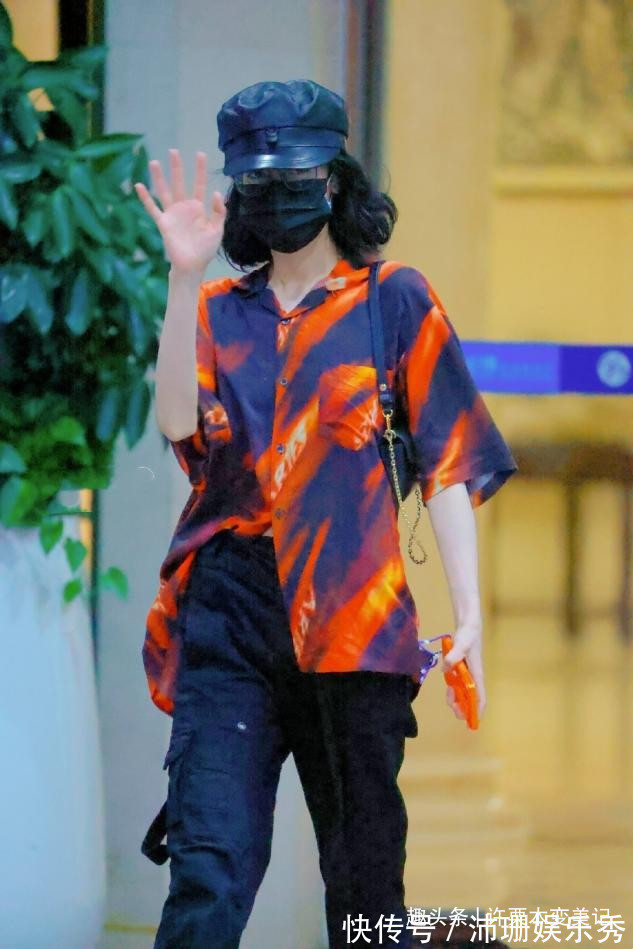 饱和度 女人不管年纪多大,买短袖要记住这三不要,俗气廉价,谁穿谁丑!