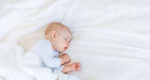 妈妈|年轻妈妈当着儿子面换衣服毫不避讳，总觉得孩子小，儿子的举动让她慌了