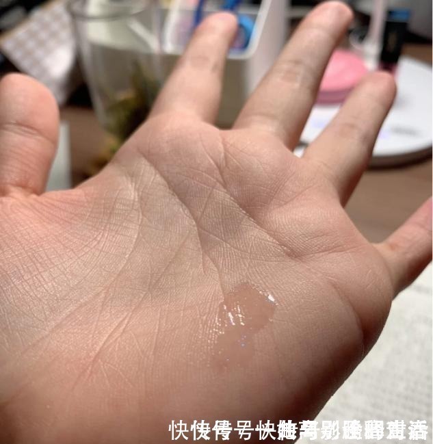 小技巧 氛围感美女唇妆是重点，口红谁都涂，配合小技巧颜值翻倍！