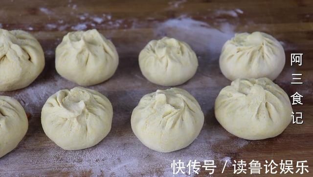 玉米面最好吃的做法，开水一烫，简单一揉，比吃肉还过瘾，太香了