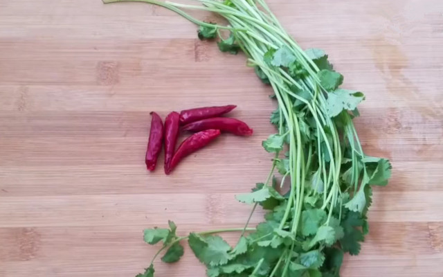 腐竹跟什么菜炒好吃?香辣腐竹的做法,又香又辣,好吃下饭!