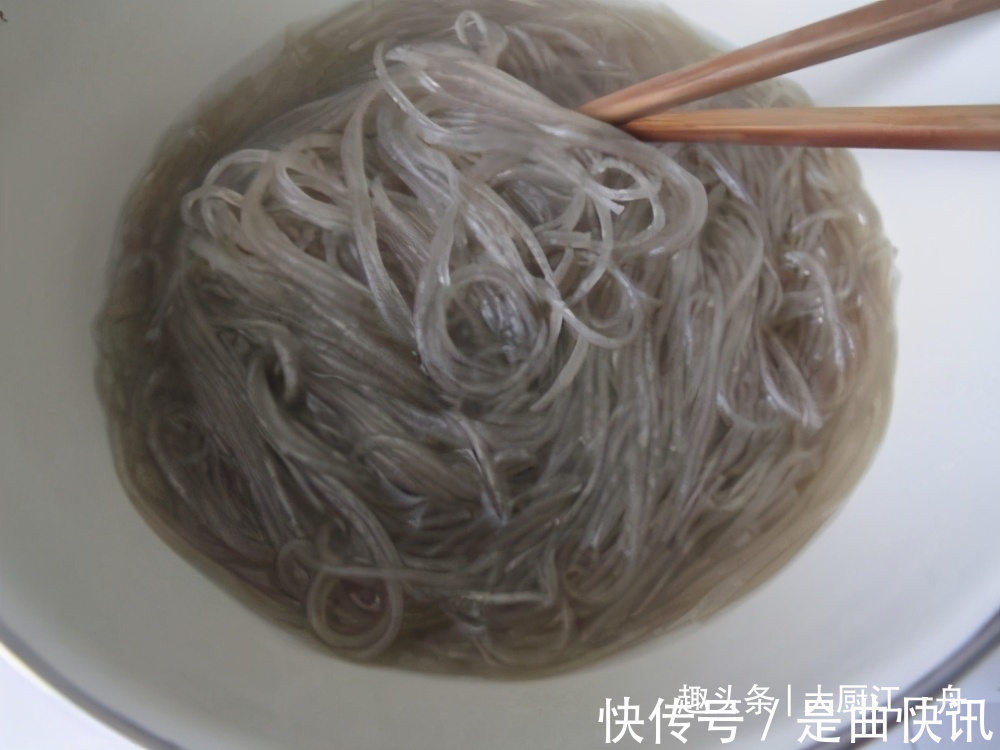 白菜炒粉条，先炒白菜就错了，教你饭店做法，不坨不粘真下饭