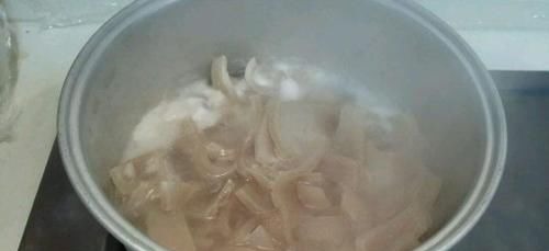 做猪皮冻时,只用猪皮是不行的!多加这“东西”,皮冻好吃不油腻