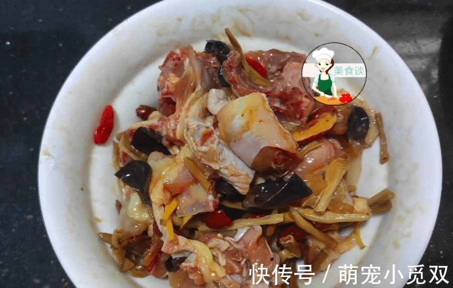 营养健康|木耳跟这菜是绝配，蒸一蒸就好，营养好吃不上火，常吃提高免疫力