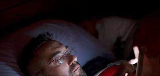 手机|喜欢在睡觉前“玩手机”的人,一个月后,3个坏处会不请自来!