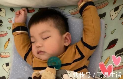 o型腿|为何宝宝睡觉偏爱“举起手来”?投降式睡姿对娃有影响?看完知晓