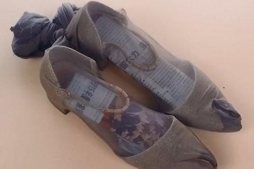 毛巾|穿旧的长丝袜别扔了,里面塞一条毛巾放在床上,作用真的太棒了