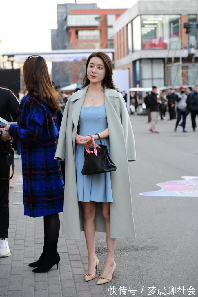 寒风 小姐姐哪像30岁的人,寒风中短裙配大衣,造型清新时尚!