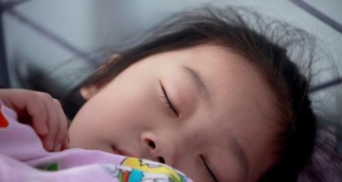 诊断|2岁女童被诊断“早熟”,只因床头放的一样东西,很多家庭都有