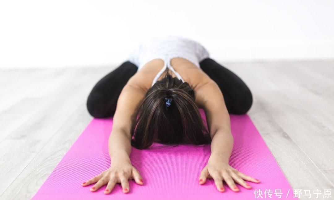 完美结局|早晨5个瑜伽动作可床上练习,疏通经络,排毒养颜,做个元气少女
