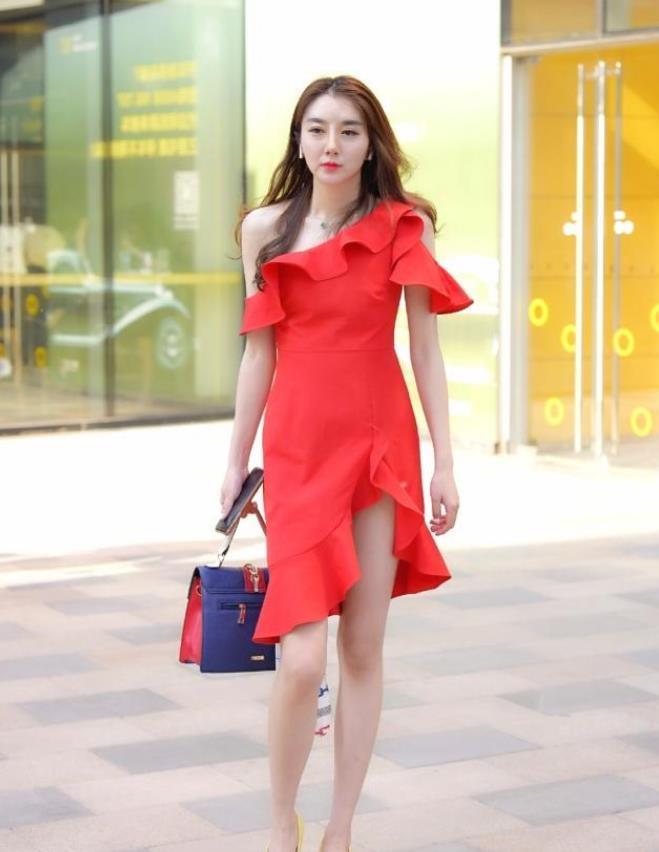  街拍：小姐姐身穿粉色套装，肩挎红色包包，靓丽又大气