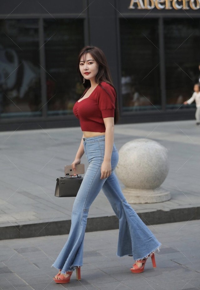 时尚杂志 微胖的都市女性穿搭红色肚脐装和喇叭裤，大长腿的气质更像贵妇