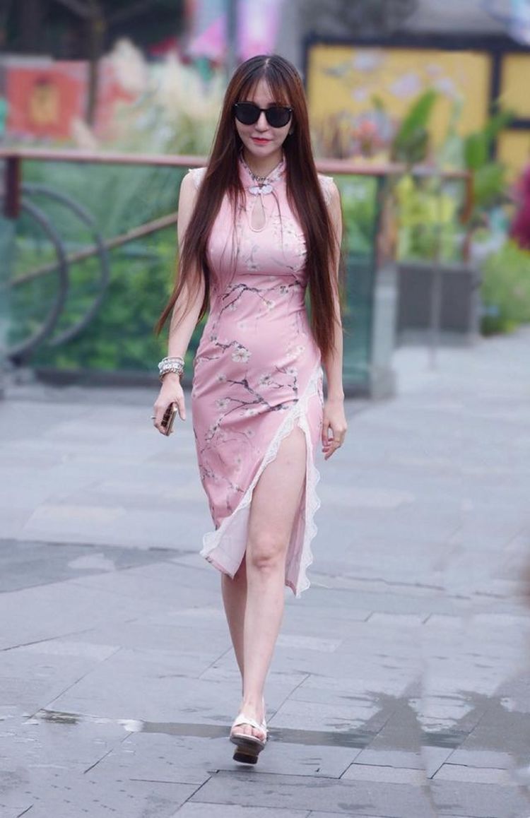 短衫|路人街拍，休闲牛仔裤搭配黑色短衫，十分的简洁干练