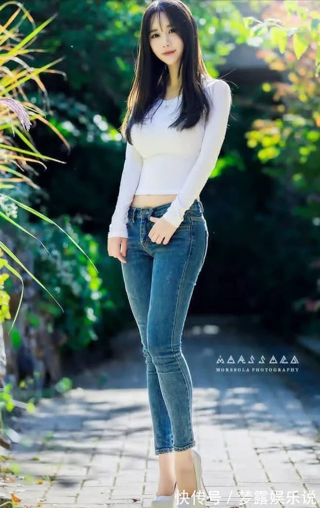 性感 小姐姐穿上牛仔短裤,显得活力十足,充满青春气息!