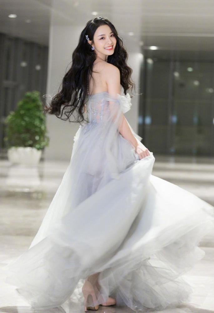 湖南卫视春晚官宣阵容，汇聚了“老中青”三代艺人，何炅独挑大梁