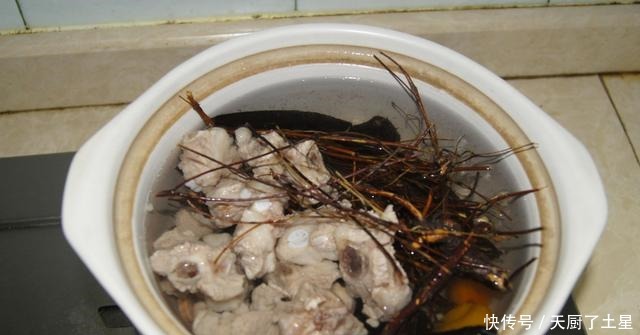 排骨|分享4道廣東人都愛煲的“雞骨草”老火靚湯，清熱祛濕又養肝！
