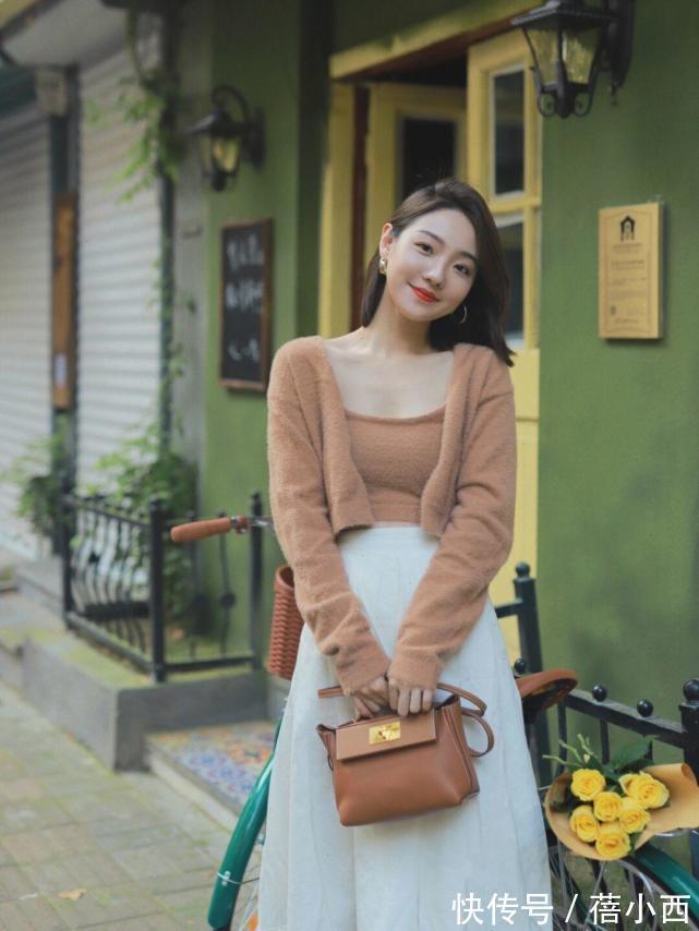 半身裙 真正优雅的女人,春季都穿针织开衫,搭配裤子、半身裙时髦又高级