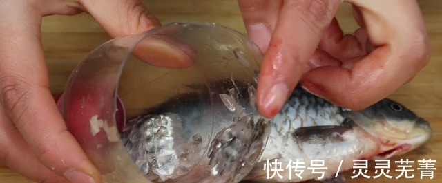 才知道去鱼鳞不要用刀，加一个塑料袋，又快又干净，这方法太棒了！