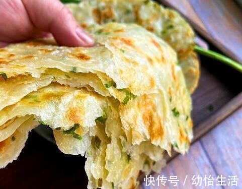 大妈做饼有一手，原来秘诀在面粉里，难怪生意这么好