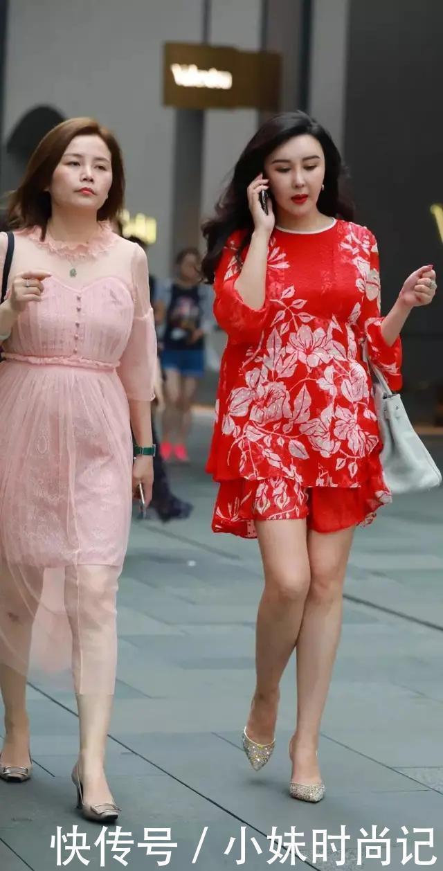 街拍微胖辣妈搭配大红色短裙走在街上,你能猜出真实年龄吗