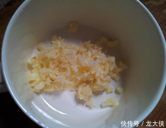  简单|家常豆腐这样简单下锅，味道鲜嫩爽滑，搭配川味调料酱，超级下饭