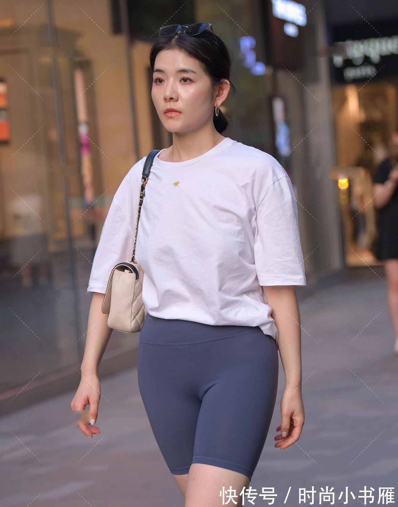 宽松 休闲宽松白上衣,搭配墨兰色五分弹力裤,休闲运动