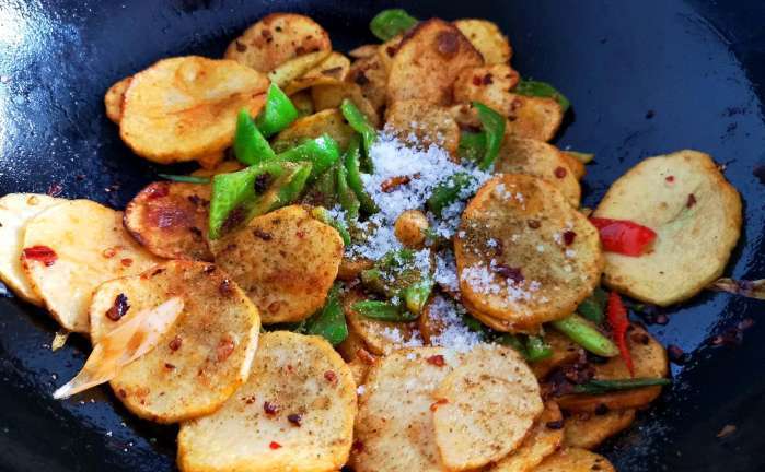 用土豆做的一道美食,饭店卖38元一盘,在家成本5块,下酒又下饭