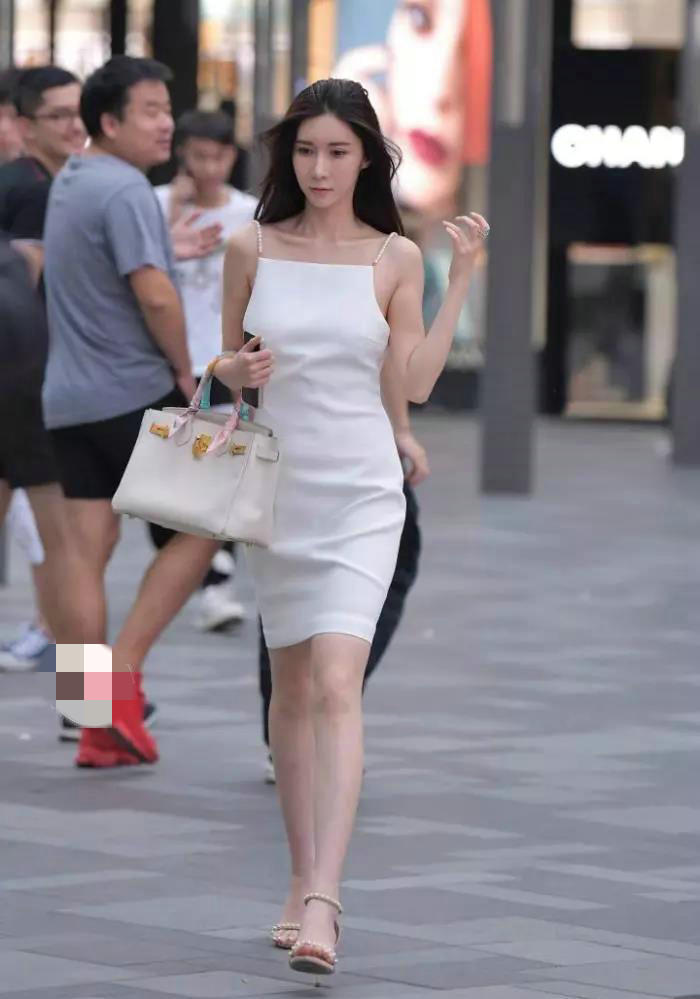 时尚感 现在的女生时尚感都不低,随意的搭配都显得很有档次和美感