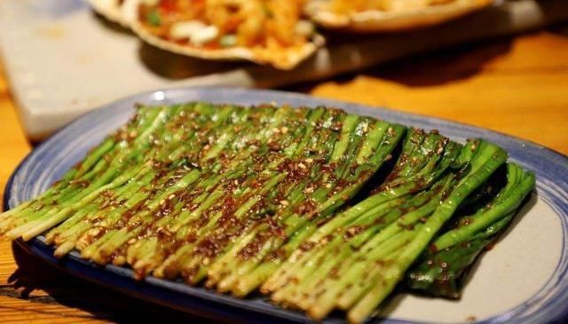 和女性出去吃烧烤，这3种菜品就别点了，女方会误解很尴尬