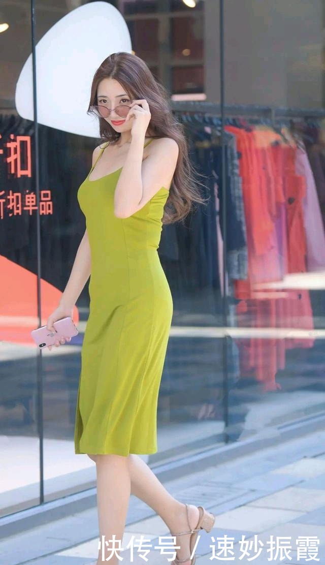 慵懒|波浪卷披肩长发,搭配青柠色吊带连衣裙,气质轻熟优雅妩媚