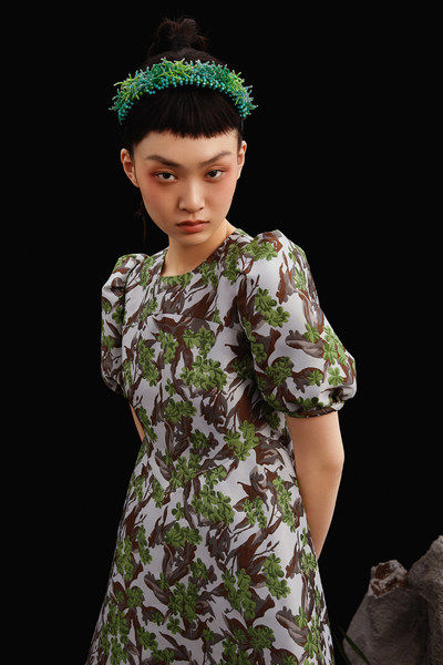 赋能中国设计力量 LILY商务时装推出SHUTING QIU设计师联名系列