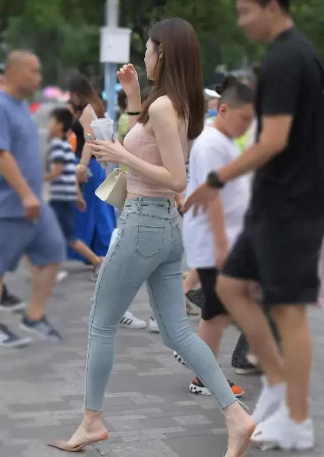 小姐姐的九分裤穿搭很有特点,哪些说丑的站出来