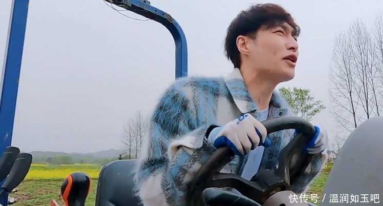 彭昱畅弯腰跟张艺兴握手,张子枫寸步不离张艺兴,跟着疯狂试吃