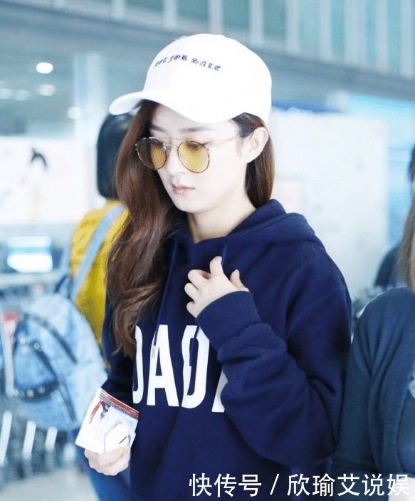 穿搭|赵丽颖的漫画腿又细又直，玩“下装失踪”挺占便宜，看着就有美感