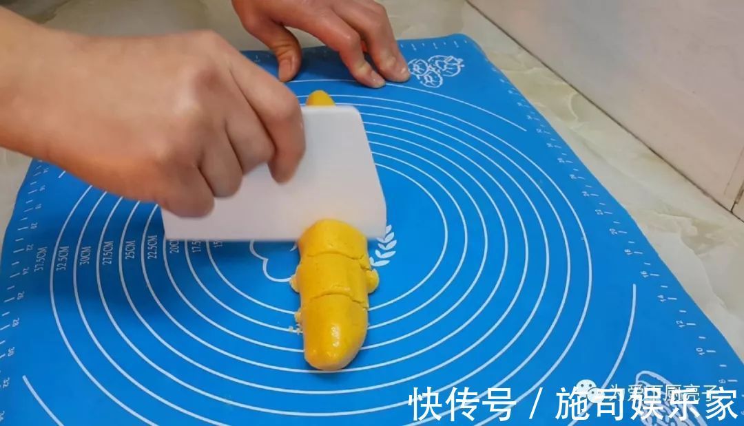 2勺面粉,1个鸡蛋,筷子搅一搅,做法比油条简单,比麻花都好吃