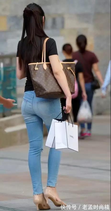 长裤 街拍:长相清秀气质淑女穿牛仔长裤翘臀的性感美女