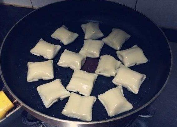 美味|剩下的饺子皮这样处理后，实在美味，好吃到你不想再包饺子