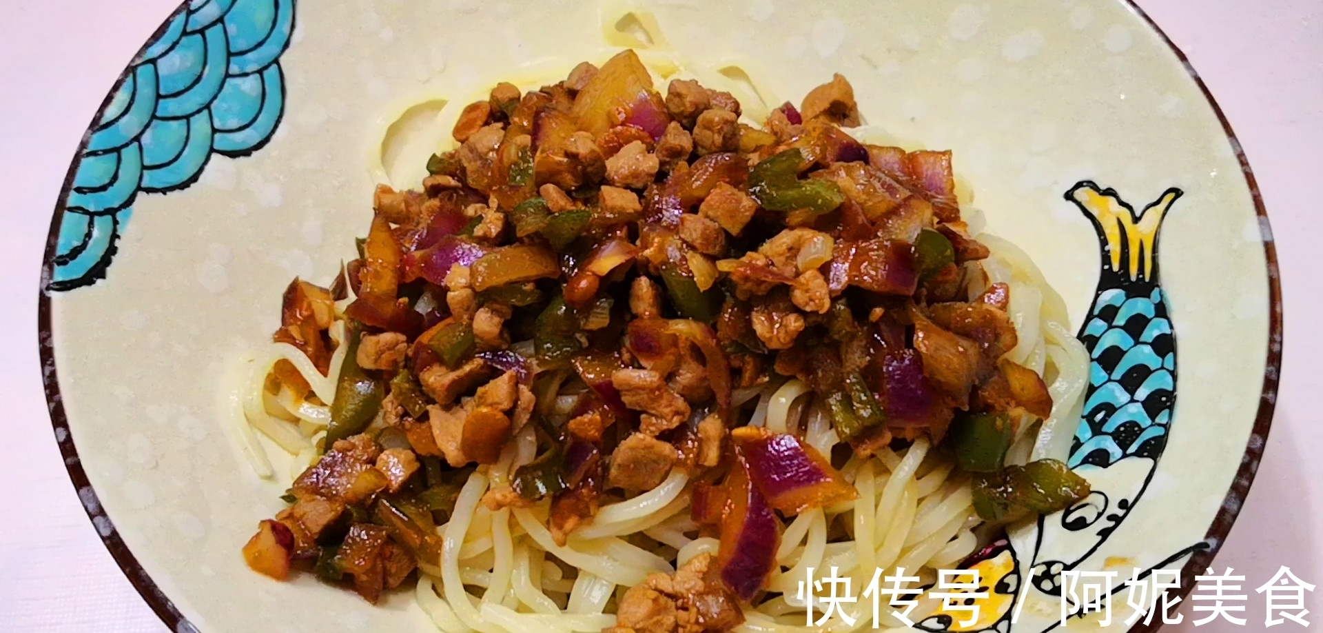 晓峰|洋葱和面条一起做,实在太好吃了,营养又解馋,比凉面更香更好吃