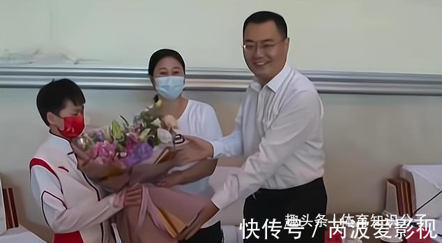 全運(yùn)會(huì)|領(lǐng)導(dǎo)給全紅嬋獻(xiàn)花紅姐頭都不抬！師姐趕緊提醒，紅姐立馬變乖了